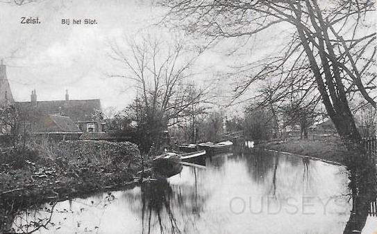 Het Slot en omgeving0004, Brouwerij bij het Slot. 1921.jpg - Bij het Slot, links de Oude Brouwerij en gezicht op de Zeister Grift met bootverhuur van Willem Emelaar en zijn vrouw. Toen ondanks plaatsing op de Rijksmonumentenlijst de Zeister Broedergemeente geen bestemming voor het complex kon vinden, volgde verder verval en afbraak. Als een phoenix uit zijn as verrees een nieuwe “Brouwerij” gebouwd in historische stijl. De sloten tussen de Bunsinglaan en de Koeburg noemde men vroeger het “ natte bos”  helemaal tot het ‘eindje van de wereld. Opname van 1921.